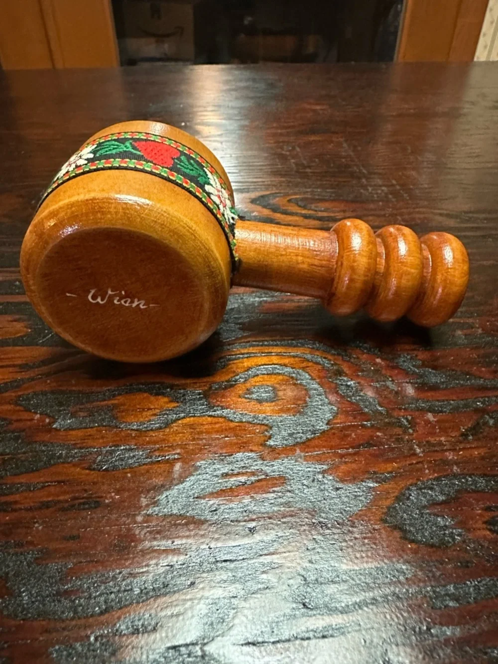 VTG SCREW TYPE WOODEN EUROPEAN NUTCRACKER WIEN (VIENNA) AUSTRIA COLLECTIBLE 5.3”